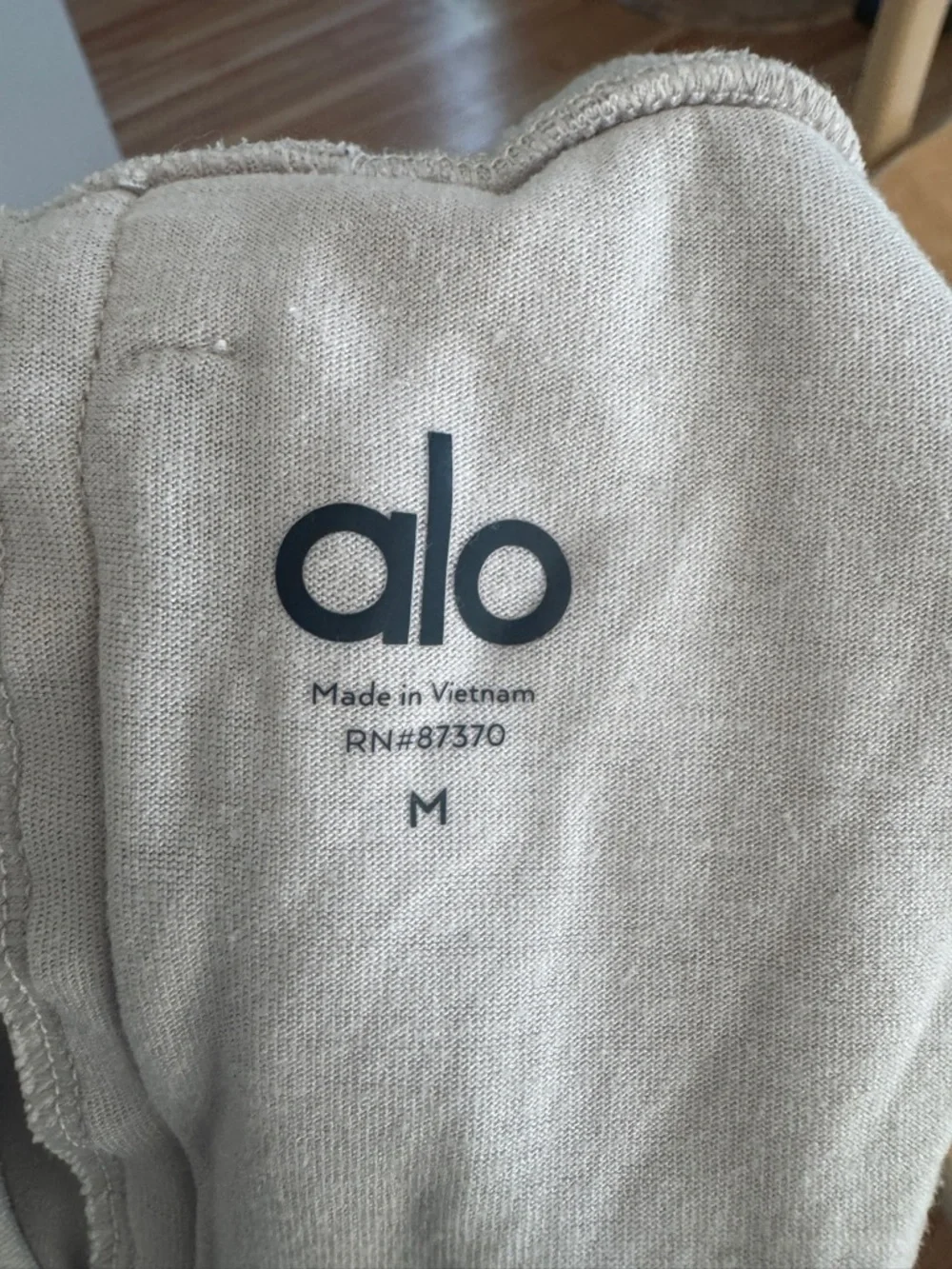 ALO Yoga Men’s Cream Athletic Shorts - Picture 5 of 5
